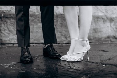Siyah ve Beyaz Ayaklı Romantik Anlar. Zarafet ve Ayakkabı Tarzı - Siyah ve Beyaz Ayakkabılar