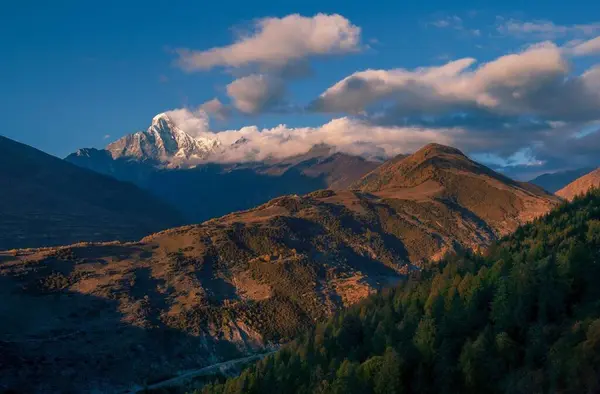 Batı Çin 'de dağlar ve nehirler