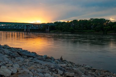 Arka planda nehir olan güzel bir köprü görüntüsü.