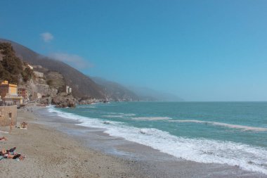 Monterosso Cinque Terre İtalya plajı. Yeşil tepeler bu kadar renkli.