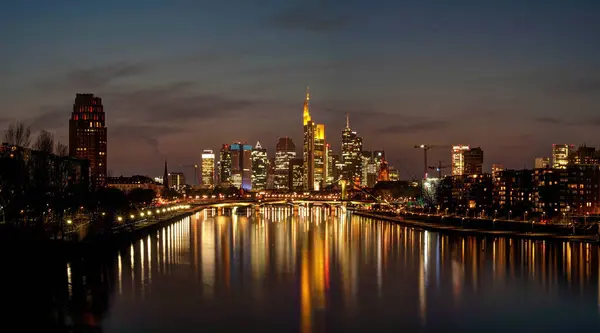 Frankfurt am Main, Almanya: Geceleyin Frankfurt am am 'ın ana köprüsünden görüntü
