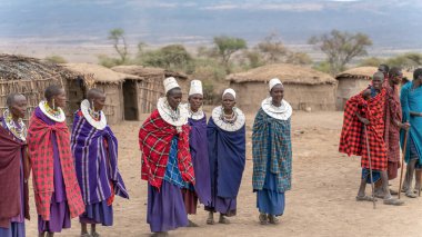 Bir grup maasai maasai insan vadideki köyde, Serengeti Ulusal Parkı, Tanzanya