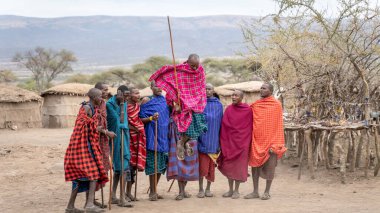 Masaj, Kenya - Ekim 26, 2019: geleneksel kabile kabilesinden bir grup insan, Serengeti Ulusal Parkı, Tanzanya