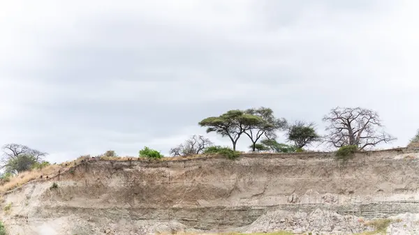 Bulutlu bir günde bir taş ocağının manzarası, Serengeti Ulusal Parkı, Tanzanya