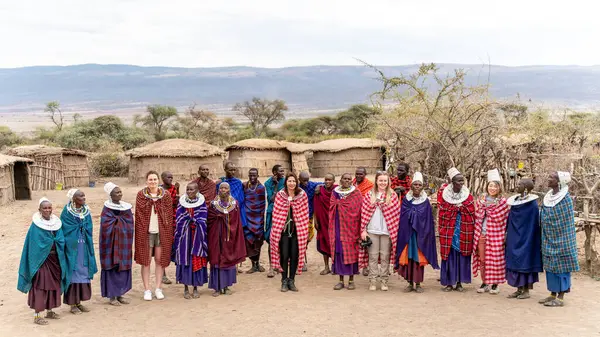 Çölde geleneksel giysiler içinde bir grup güzel genç kadın, Serengeti Ulusal Parkı, Tanzanya