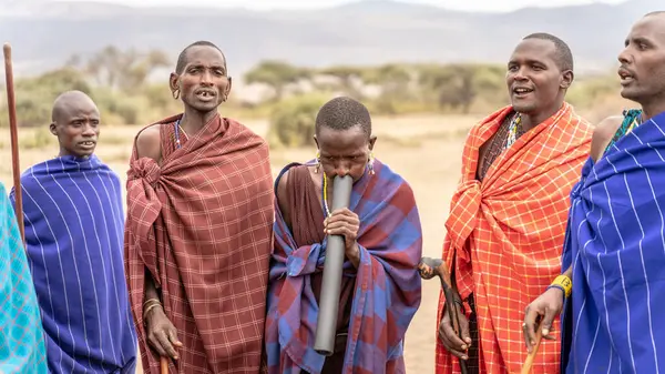 Masaj, Kenya - 21 Ocak, 2021: masai Mara kabilesi Kenya 'da. Masai kabilesi geleneksel, Serengeti Milli Parkı, Tanzanya