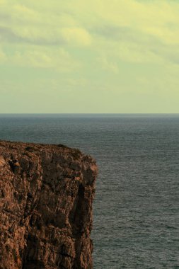 Yükselen kayalıklar okyanusun üzerinde yükseliyor