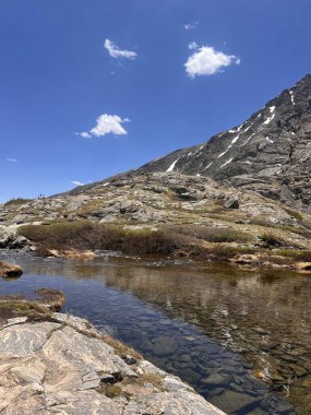 Dağlardaki gölün güzel manzarası