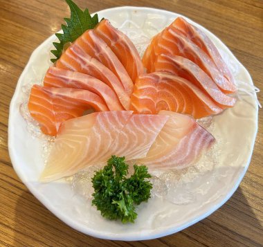 Buz Üstünde Taze Somon Sashimi 'nin Yakın Çekimi