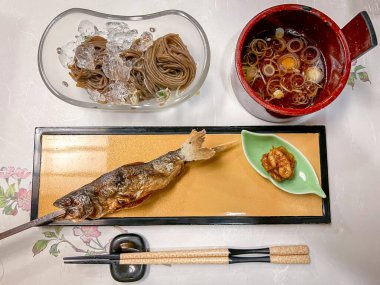 Izgara balık ve Soba Erişteli Geleneksel Japon Yemeği.