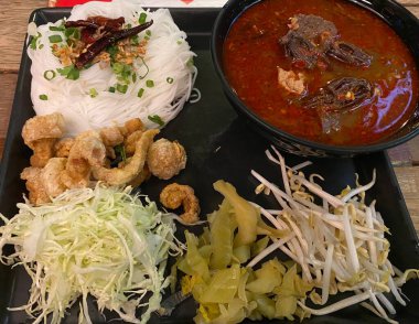 Kuzey Tayland köri soslu pirinç vermicelli..