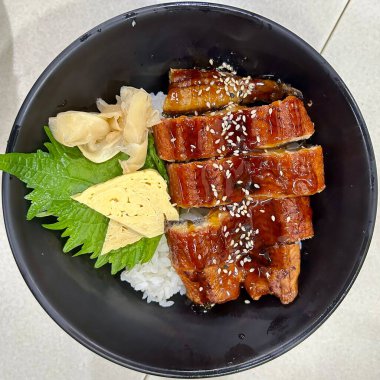 Akşamları nefis yılan balığı kasesi.