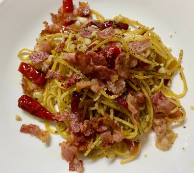 Pastırmalı ve biberli lezzetli spagetti.