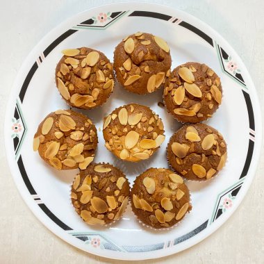 Badem ve fındıklı ev yapımı kekler..