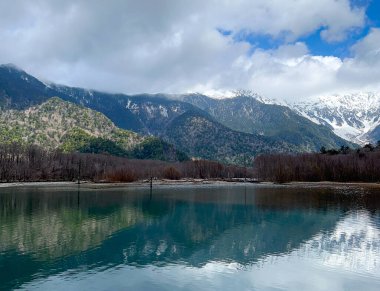 Karla kaplı Alpler Göle yansıyor.