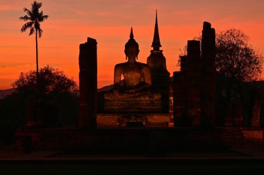 Huzurlu Antik Tapınak Harabeleri Görkemli Yeşiller Arasındaki Buda Heykeli