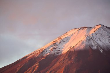 Fuji Dağı 'nda gün batımı parıltısı