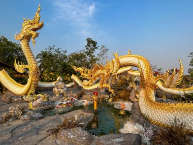 Görkemli Altın Naga Heykelleri. Wat Sri Sa At, Roi et, Tayland