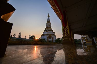 Tayland 'da insanların saygı duyduğu güzel tapınaklar, Phra Maha Chedi Chai Mongkol, Roi et, Tayland