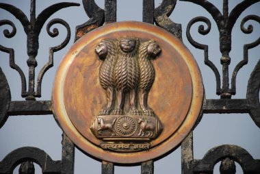 Emblem of lions at the entrance gate of Rashtrapati Bhavan, Delhi, India clipart