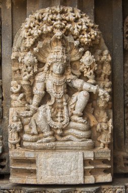 Somanathapura kasabasındaki Chennakesava Tapınağı 'nın duvarlarına, Müslüman işgalciler tarafından tahrip edilen taş oymalı Vishnu Tanrısı heykeli.