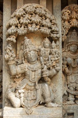 Somanathapura kasabasındaki Chennakesava Tapınağı 'nın duvarlarına, Müslüman işgalciler tarafından yok edilmiş maha vishnu' nun taş oyulmuş heykeli.