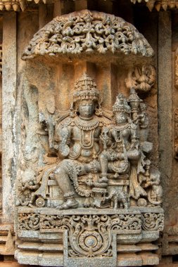 Somanathapura kasabasındaki Chennakesava Tapınağı 'nın duvarlarına, Müslüman işgalciler tarafından yok edilmiş maha vishnu' nun taş oyulmuş heykeli.