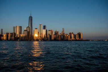 New York şehir merkezindeki gökdelenlerin panoramik bir görüntüsü var. Bu akşam Jersey City tarafından gün batımının muhteşem renkleriyle birlikte görülüyor.