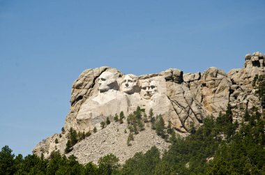 Mount Rushmore ziyaretçi merkezinden görüldüğü gibi popüler bir seyahat mekanı. 