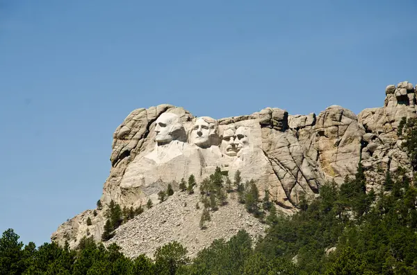 Mount Rushmore ziyaretçi merkezinden görüldüğü gibi popüler bir seyahat mekanı. 