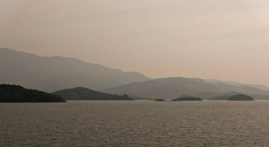 Sabahın köründe tekne safarisinde Bhadra 'nın güzel bir manzarası.