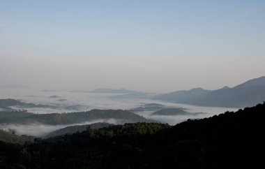 Chikmangalore 'un eteklerindeki bir evde görülen bir dağ tepesi bulutu.