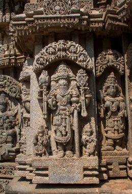 Chennakesava Tapınağı 'nın içindeki taş oymalar, aynı zamanda Chennakeshava Tapınağı ve Keshava Tapınağı olarak da bilinir, Somanathapura, Mysuru, Karnataka' da Kaveri Nehri kıyısında bulunan bir Vaishnava Hindu tapınağıdır.