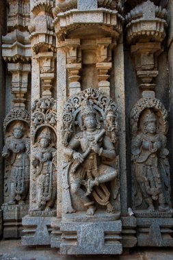 Chennakesava Tapınağı 'nın içindeki taş oymalar, aynı zamanda Chennakeshava Tapınağı ve Keshava Tapınağı olarak da bilinir, Somanathapura, Mysuru, Karnataka' da Kaveri Nehri kıyısında bulunan bir Vaishnava Hindu tapınağıdır.