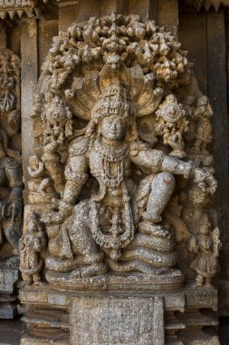 Chennakesava Tapınağı 'nın içindeki taş oymalar, aynı zamanda Chennakeshava Tapınağı ve Keshava Tapınağı olarak da bilinir, Somanathapura, Mysuru, Karnataka' da Kaveri Nehri kıyısında bulunan bir Vaishnava Hindu tapınağıdır.