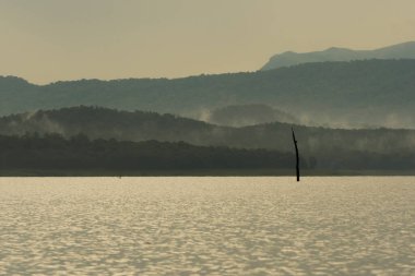 Bhadra Ormanı 'nın güzel manzarası. Bhadra' nın durgun sularında, Bhadra Tiger Reserve 'de sisli dağlar.