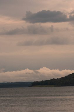 Bhadra nehrinin durgun sularında Bhadra kaplanı koruma alanı içinde vahşi yaşam safarisi sırasında, dağları ve bhadra ormanlarını kaplayan güzel bir sis manzarası.