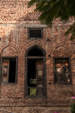 Amritsar, Punjab 'daki Jallianwala Bagh parkında eski bir pencere.