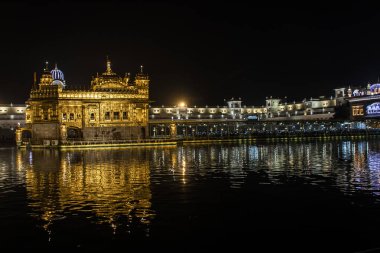 Amritsar, Punjab 'daki altın tapınağın Diwali kutlamaları sırasında çok güzel dekore edilmiş ışıkları gösteren görüntüsü.. 