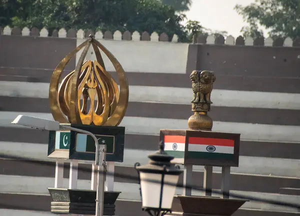 Hindistan 'ın Pakistan sınırının Amritsar, Inda sınırındaki Attari sınırının kapılarında görünen bayraklarla manzarası.