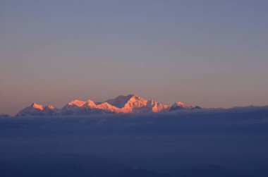 Darjeeling, Batı Bengal 'deki Himalaya dağlarının Kanchenjunga zirvesi.