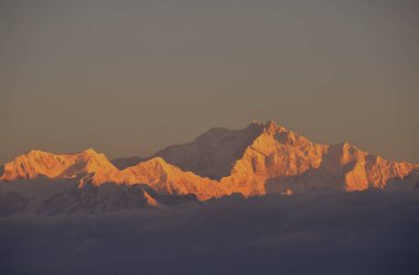 Darjeeling, Batı Bengal 'deki Himalaya dağlarının Kanchenjunga zirvesi.