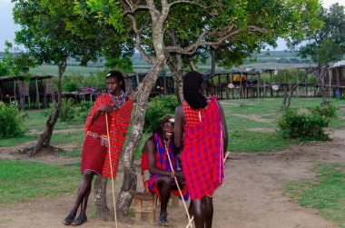 Masai kabilesinden bir grup insan Masai Mara düzlüklerinde Masai Köyü 'nde günlerce oturup olayları tartışıyor. 