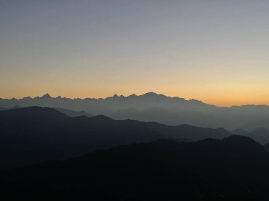 Gün batımında Chopta, Uttarakhand 'dan Garhwal dağ sırasının güzel bir manzarası.