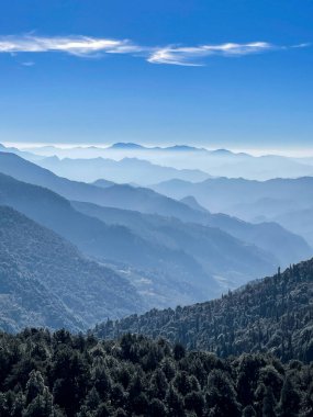 Gün batımında Chopta, Uttarakhand 'dan Garhwal dağ sırasının güzel bir manzarası.