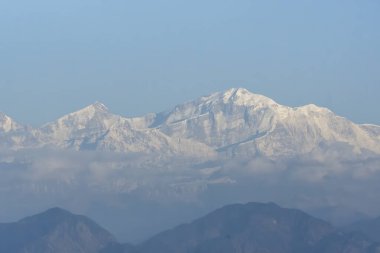 Gün batımında Chopta, Uttarakhand 'dan Garhwal dağ sırasının güzel bir manzarası.