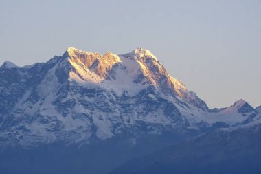 Gün batımında Chopta, Uttarakhand 'dan Garhwal dağ sırasının güzel bir manzarası.