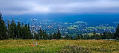 Gubalowka Dağı 'ndan Zakopane şehrinin panoramik manzarası. Dağlara yolculuk. Tatra Dağları 'nda yürüyüş. Aralarında vadiler olan dağlar. Etkin yaşam biçimi.