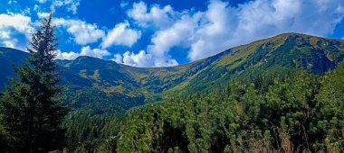 Dağlara yolculuk. Tatra Dağları 'nda yürüyüş. Aralarında vadiler olan dağ zirveleri. Etkin yaşam biçimi. 
