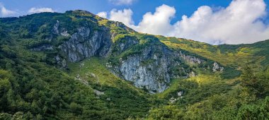 Dağlara yolculuk. Tatra Dağları 'nda yürüyüş. Aralarında vadiler olan dağ zirveleri. Etkin yaşam biçimi. 